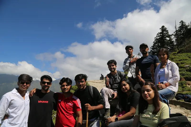 Friends enjoying a pause together on the Chopta trail
